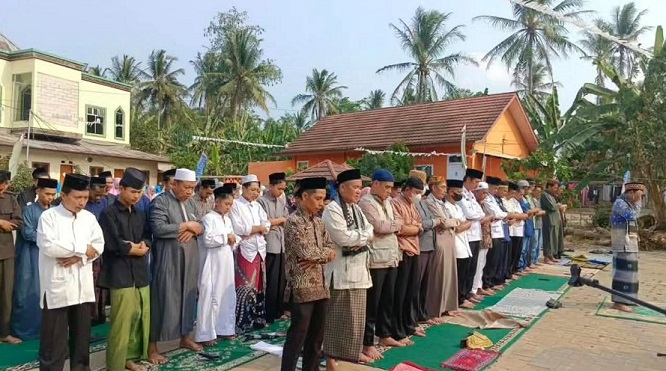 –  Pemerintah Kota Bandar Lampung melalui Dinas  Pendidikan dan Kebudayaan memperpanjang pelaksanaan Kegiatan Belajar Mengajar (KBM) secara daring/online bagi jenjang TK/PAUD, SD, dan SMP hingga Sabtu, 12 September 2026.Buka Peta Digital  Perpanjangan tersebut dilakukan menyusul kondisi udara yang terdampak sebaran abu vulkanik. Kebijakan ini tertuang dalam surat edaran Dinas Pendidikan dan Kebudayaan Kota Bandar Lampung tertanggal 10 September 2026.   Baca Juga :  Kajari Lampung Selatan Serahkan Penetapan Perwalian, Dinas Sosial Kawal Hak Delapan Anak Yayasan Bussaina Lampung Kepala Disdikbud Dr. M. Nur Ramdhan, S.E., M.Acc., Akt., CGAE., CA., ACPA, mengatakan, keputusan memperpanjang pembelajaran daring diambil untuk menjaga kesehatan dan keselamatan peserta didik maupun tenaga  pendidik di tengah kondisi udara yang belum sepenuhnya kondusif.  “Pembelajaran secara daring diperpanjang sampai dengan Sabtu, 12 September 2026,” terangnya, Kamis (10/9/2026).  Ia menjelaskan, selama pembelajaran dari rumah, satuan pendidikan diminta memastikan proses belajar tetap berjalan efektif melalui pembelajaran dalam jaringan (daring) maupun penugasan terstruktur.  Temukan lebih banyak Berita Pelajari Skill Baru Pendidikan Baca Juga :  Ketua Dekranasda Provinsi Lampung Dukung Lampung Fashion Tendance Jadi Penggerak Industri Kreatif Selain itu, kepala satuan pendidikan bersama tenaga pendidik dan kependidikan diminta melakukan pembersihan ruang kelas dan lingkungan sekolah dari abu vulkanik. Hal tersebut dilakukan agar kondisi sekolah dipastikan bersih, aman, dan layak digunakan ketika KBM tatap muka kembali dimulai.Dapatkan Kalender Digital  Ia menghimbau seluruh pihak untuk tetap menggunakan masker dan alat pelindung diri lainnya sesuai dengan standar protokol kesehatan.  Baca Juga :  Wali Kota Eva Dwiana Serahkan Bantuan Hibah ke Pertuni Kota Bandar Lampung “Kebijakan ini akan dievaluasi kembali secara berkala dengan memperhatikan data resmi dari otoritas yang berwenang,” jeasnya.   Ia juga mengingatkan satuan pendidikan, orang tua, dan siswa untuk tetap waspada namun tidak panik serta mengikuti arahan resmi pemerintah dan otoritas terkait.(sn)