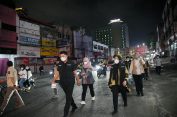 Wali Kota Bandar Lampung Bagikan Masker Ke Pengguna Jalan, Warga Diminta Waspada Abu Vulkanik