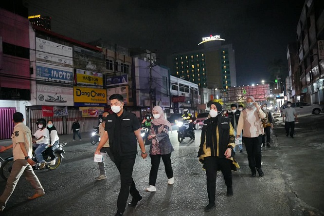 Wali Kota Bandar Lampung Bagikan Masker Ke Pengguna Jalan, Warga Diminta Waspada Abu Vulkanik