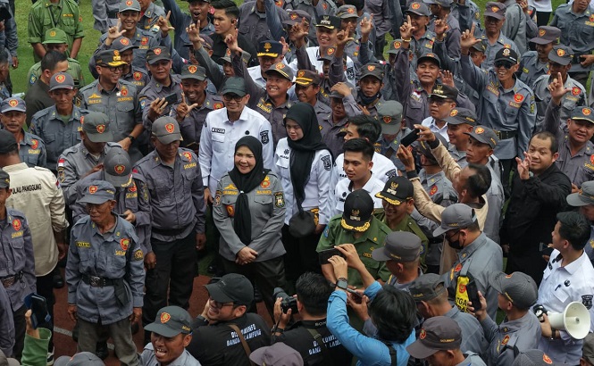 Wali Kota Eva Dwiana Hadiri Apel Akbar Satlinmas di Palembang
