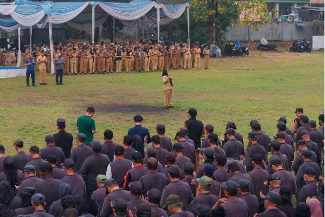 Wali Kota Pimpin Persiapan Kemah Bakti Satya Linmas Bandar Lampung,  Seragam Baru Dibagikan