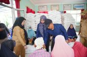 Wali Kota Bandar Lampung Salurkan Bantuan  Beras Ke Masyarakat Terdampak Kemarau Panjang