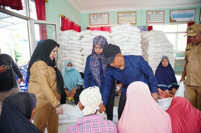 Wali Kota Bandar Lampung Salurkan Bantuan  Beras Ke Masyarakat Terdampak Kemarau Panjang