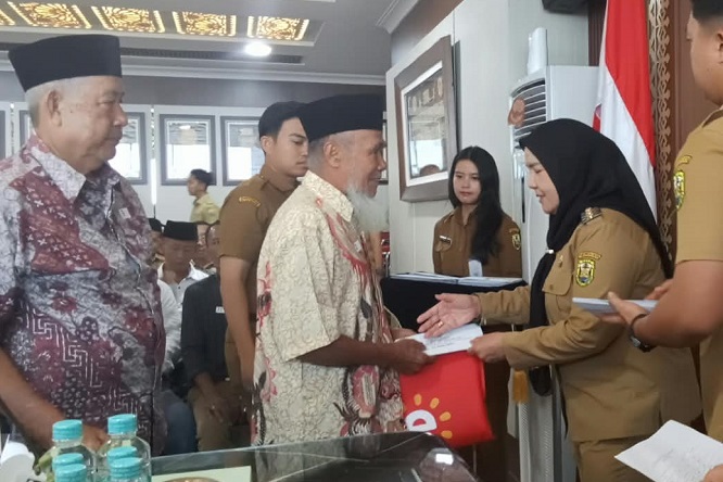 Wali Kota Bandar Lampung Serahkan Hibah Rp1,9 Miliar untuk Rumah Ibadah dan Kelompok Masyarakat