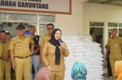 Keliling Kecamatan, Wali Kota Eva Serahkan Bantuan  Beras Ke Masyarakat Penerima Manfaat