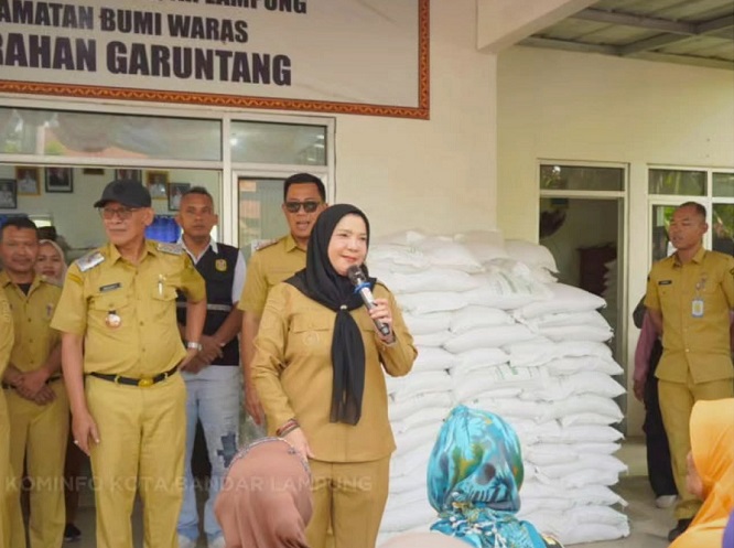 Keliling Kecamatan, Wali Kota Eva Serahkan Bantuan  Beras Ke Masyarakat Penerima Manfaat