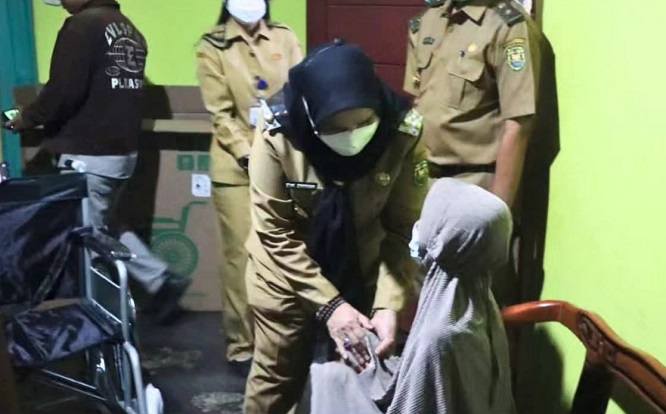 Wali Kota Salurkan Bantuan Alat Kesehatan Ke Masyarakat Tanjung Karang Barat