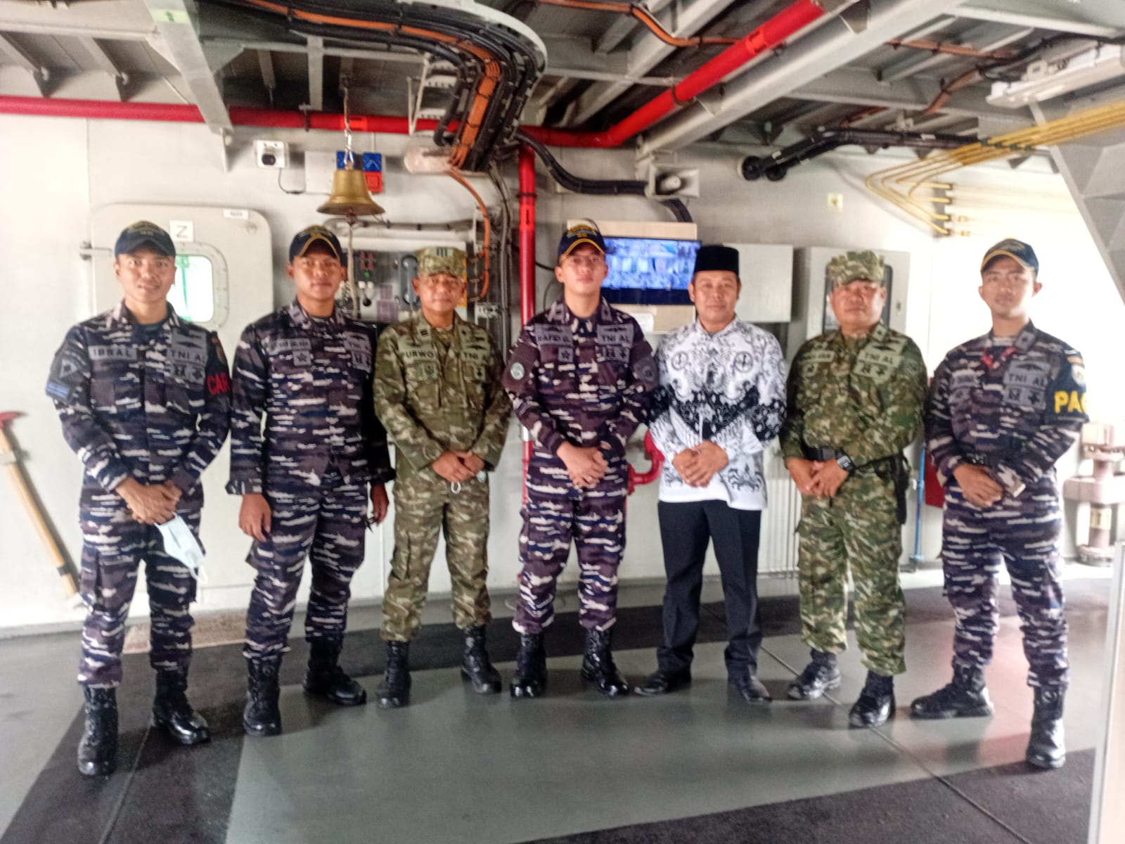 Siswa SMPN 17 Kota Bandar Lampung Kunjungi KRI Bung Karno di Dermaga Panjang