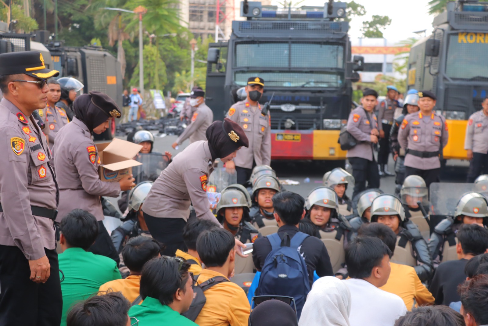 Aksi Humanis Polwan Polda Lampung, Bagikan Air Minum kepada Massa Pendemo di Gedung DPRD